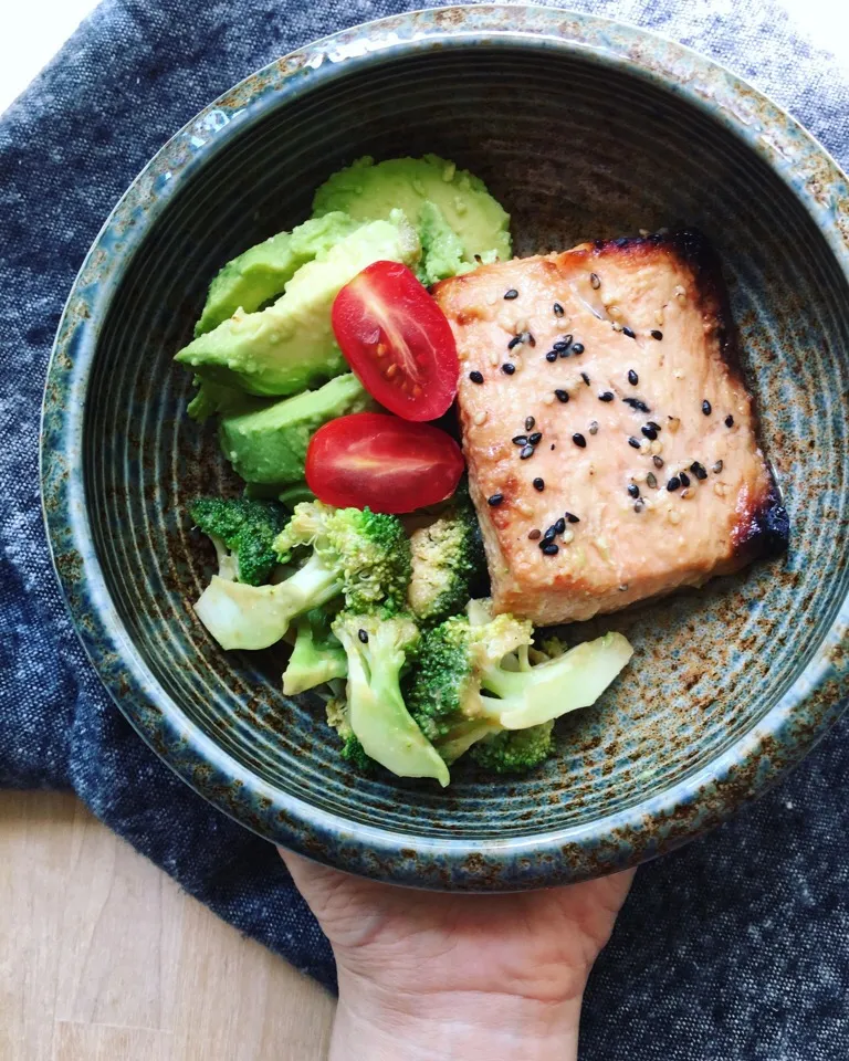 Snapdishの料理写真:Grilled miso-glazed salmon, steamed broccoli with miso dressing, avocado|coxiella24さん