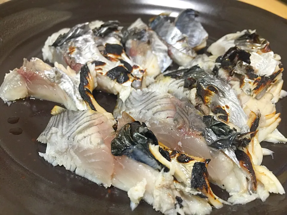 Snapdishの料理写真:【釣】サゴシの酢締めの炙り 身が柔くて形は悪いけど味は良し|さくたろうさん