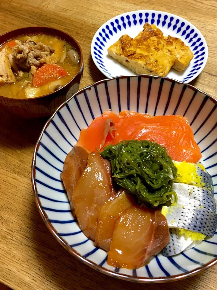 【晩ごはん】鰤の漬け、サーモン、小肌の丼と、昨日の豚汁と、甘い卵焼き。|エイコさん