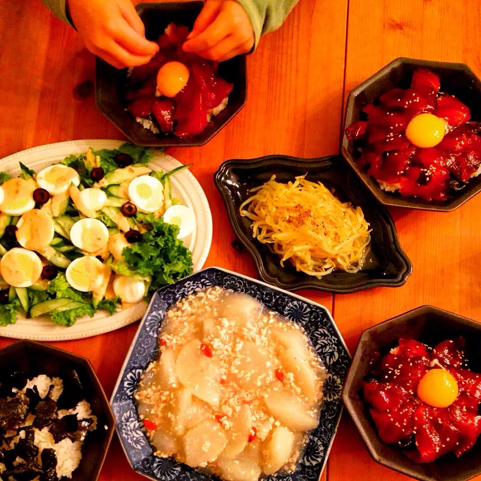 Snapdishの料理写真:漬け丼
大根と鶏ひき肉とクコの鶏ガラ味あんかけ
サラダ
もやしのカレーピクルス|ポペさん