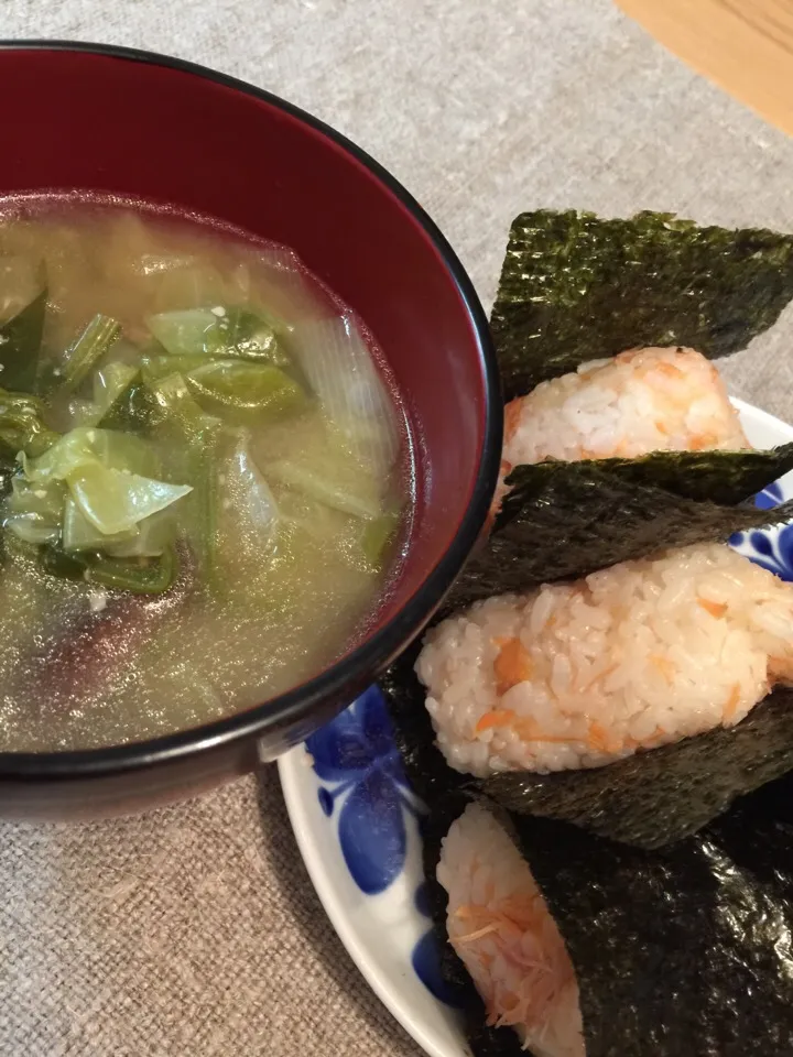 Salmon rice balls and cabbage miso soup with butter.|MARIさん