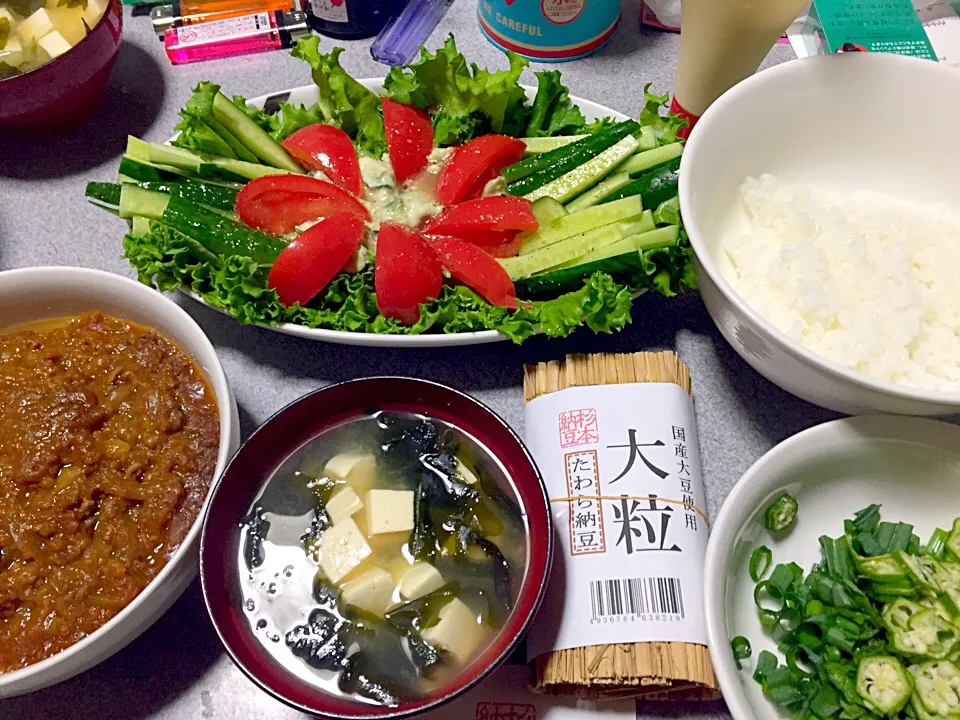 Snapdishの料理写真:オクラネギしそ、豆腐ワカメ味噌汁、トマトサラダ、挽肉フルーティーカレー、白米、大粒たわら納豆|ms903さん