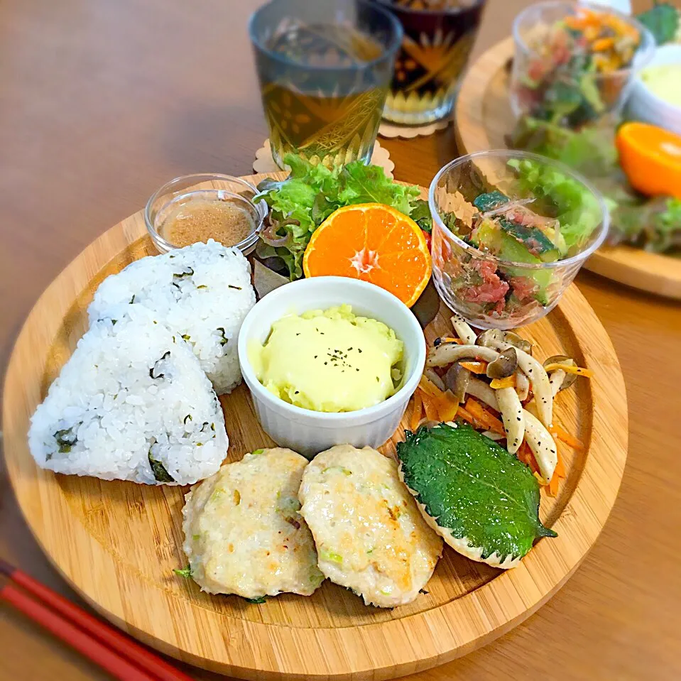 本日のランチプレート🍴（ごま油香るもみ海苔のおにぎり、鶏の大葉ハンバーグ、きのことにんじんのペペロン炒め、マッシュポテトのココット、ベビーリーフのサラダ、みかん）|むぎママさん