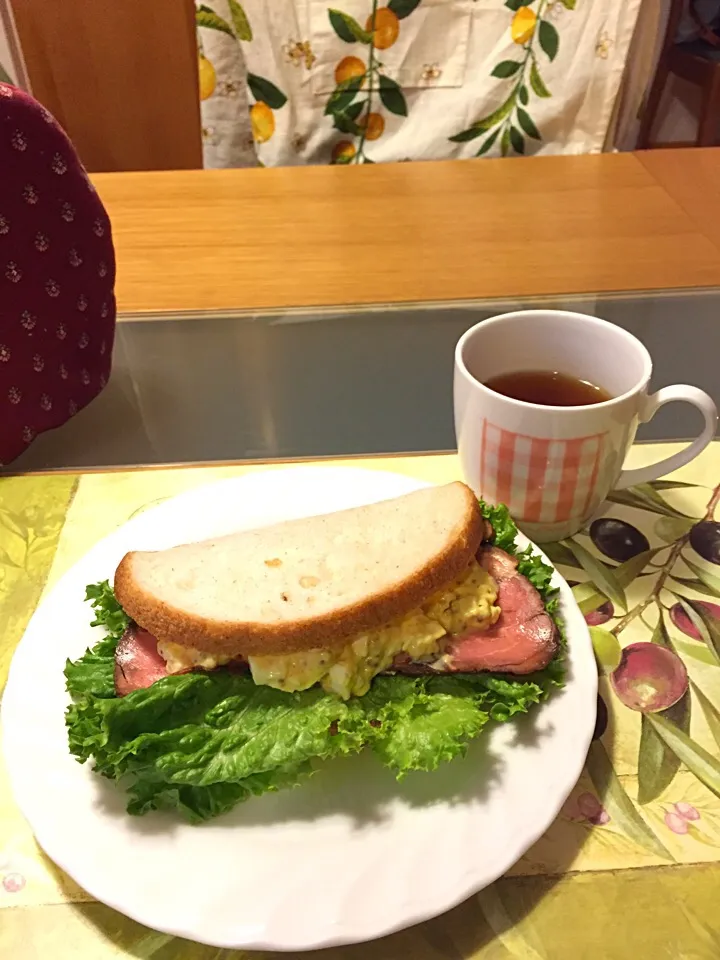 Snapdishの料理写真:ローストポークアンドエッグサラダサンドイッチ|れれれさん