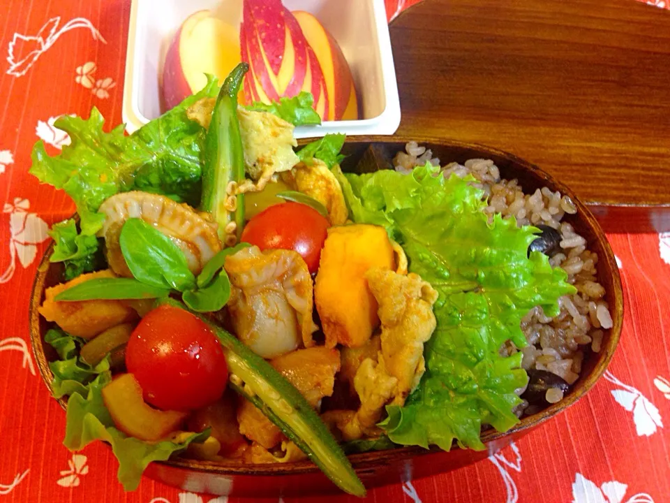 Snapdishの料理写真:今日の私のお弁当はチキンとホタテのトマト煮、野菜たっぷり^_^|とんちんさん