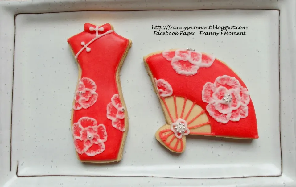 Snapdishの料理写真:旗袍+扇子 糖霜饼干
cheongsam icing cookies|Frannyさん