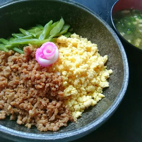 「かるしお　おいしい減塩よりどり6食」を使ってみたSnapdishの料理・レシピ写真:三色丼とおいしい減塩おみそ汁😋