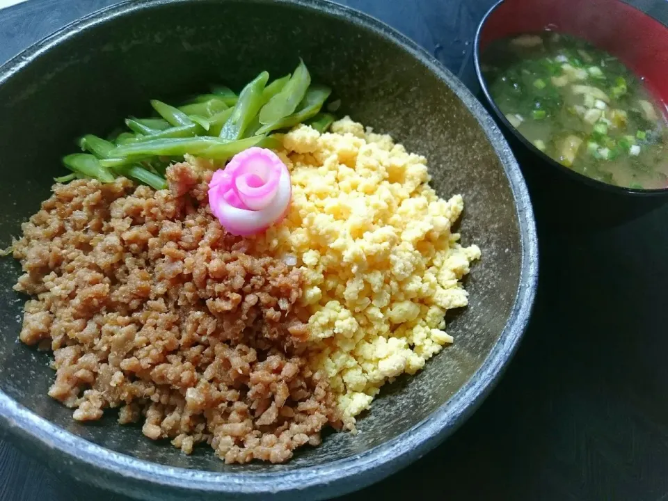 三色丼とおいしい減塩おみそ汁😋|sakurakoさん