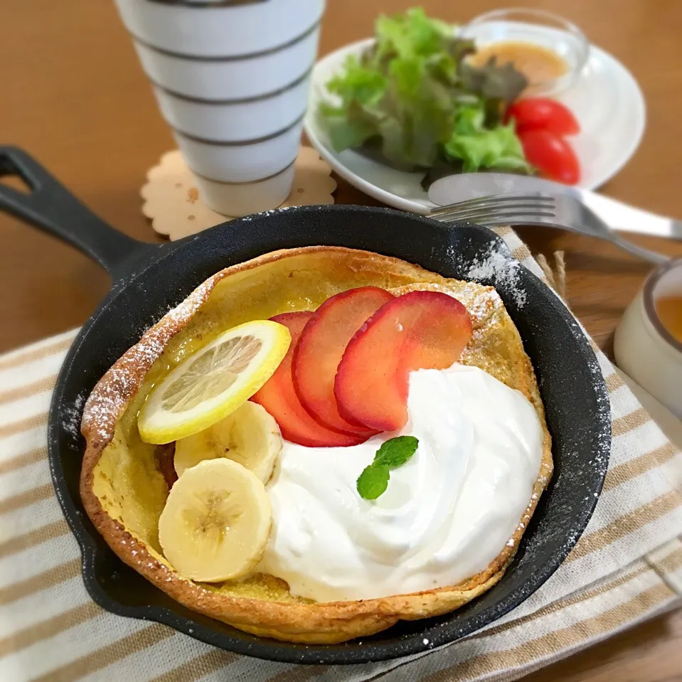 Snapdishの料理写真:本日のランチ🍴（ダッチベイビー、ベビーリーフのサラダ）|むぎママさん