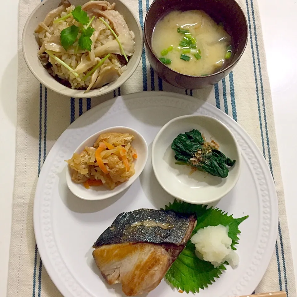 Snapdishの料理写真:豚バラとキノコの炊き込みごはん・ぶりの塩焼き・切り干し大根の煮物・ほうれん草のお浸し・お味噌汁(大根×揚げ)|Accaさん