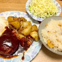 ジャーマンポテトとデミグラスハンバーグと目玉焼き、栗ご飯、サラダ|神龍さん