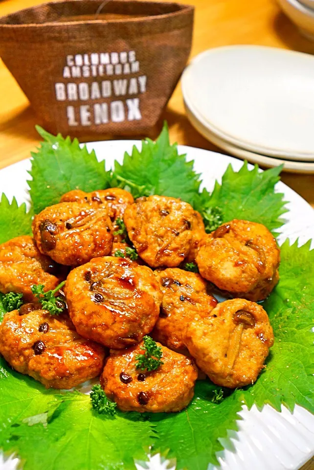 秋の味覚。しめじをデコレーションした食べても美味しい！見た目にかわいい！鶏のつくね|ひこまるさん