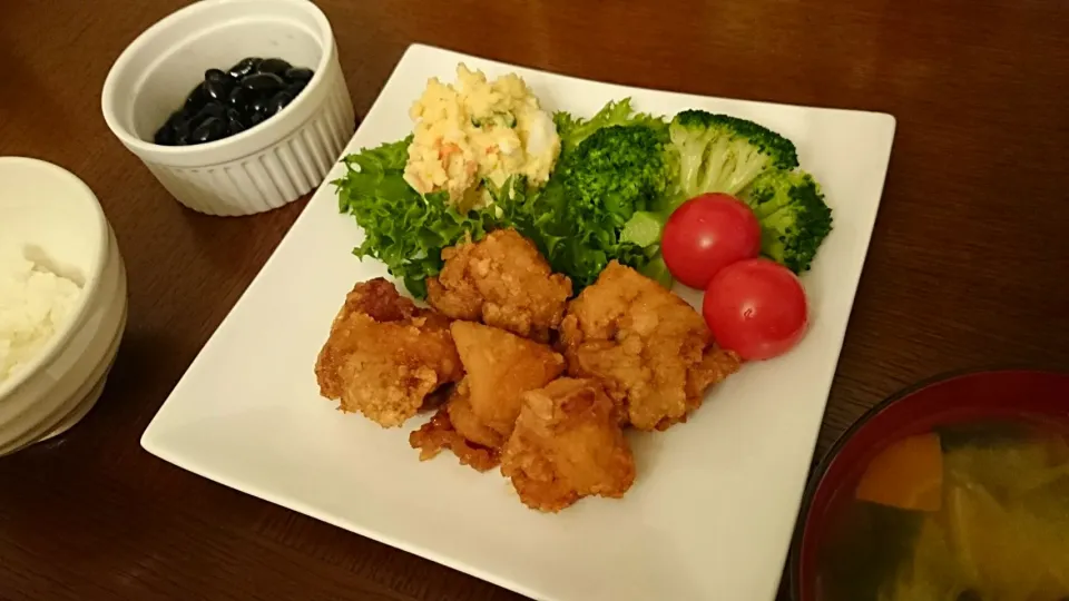 甘酢唐揚げ、付け合わせ野菜、ポテトサラダ、白菜玉ねぎ人参のお味噌汁、黒豆の甘煮|アンジェさん