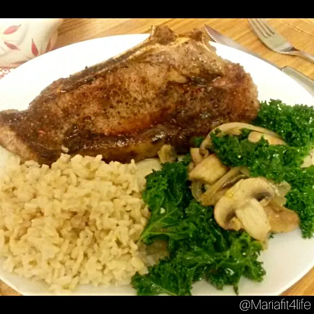 Pan Seared New York Steak,Steamed Brown Rice 
Sauté Kale, Mushroom, Garlic,😋😋😋 Onions,#homecooked#delicious#healthy#food|Mariafit4life🇺🇲🪶🦅さん