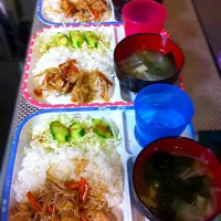 Today's kids dinner 簡単子供達の夕飯。わかめ味噌汁/千切りキャベツサラダとチキンを使ったおかず、作る時に考えるので名前は決まってません（≧∇≦）|松下ジェニファーさん