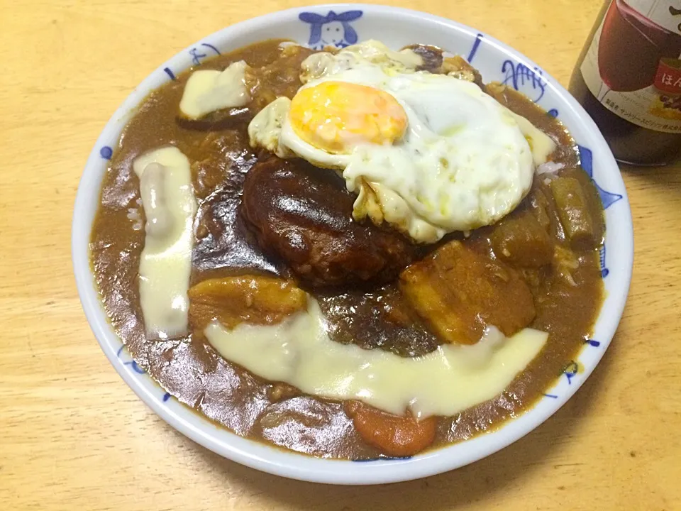 2日目のカレー、ハンバーグと目玉焼きのっけでド定番😅|関孝敏さん