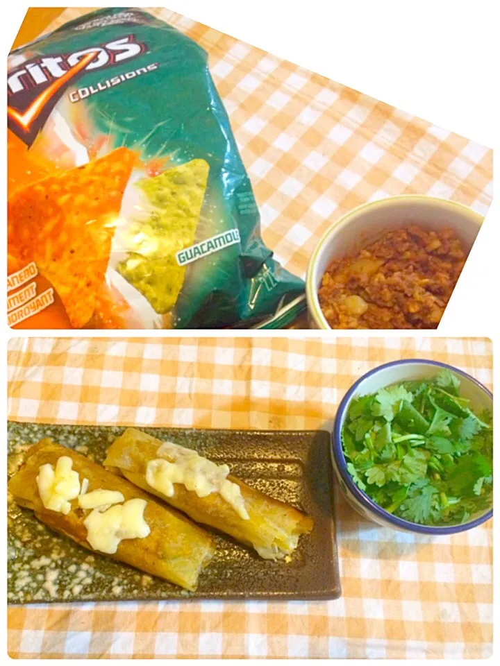 tacos食べたいと言うから作ったのに。晩ご飯いらなぁ〜いとか、ママが寝落ちした頃に帰ってくる家族達＞_＜
いつ、誰が帰ってきてもチンして食べれる様に、春巻の皮でくるっと巻いときました。チーズはのせといてあげるから勝手にどうぞ。。なおかずです。パクチーもあるよ！|keicousさん