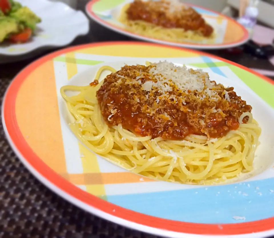 ミートソースのパスタ🍝とアボカドとトマトのサラダ🍅|ナタママさん