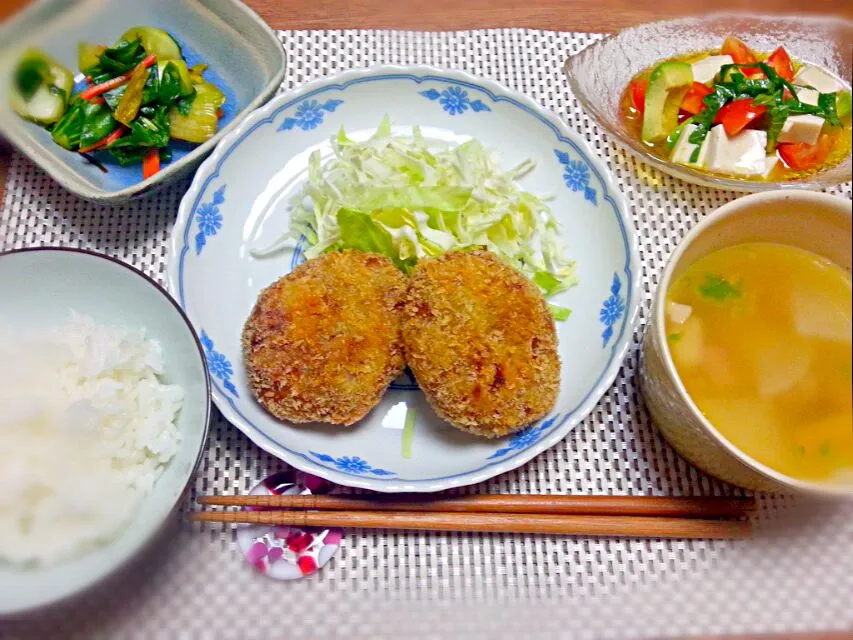 牛肉コロッケ・アボカドとトマトのサラダ・チンゲン菜の浅漬け・大根とベーコンのスープ|なべちゃんさん