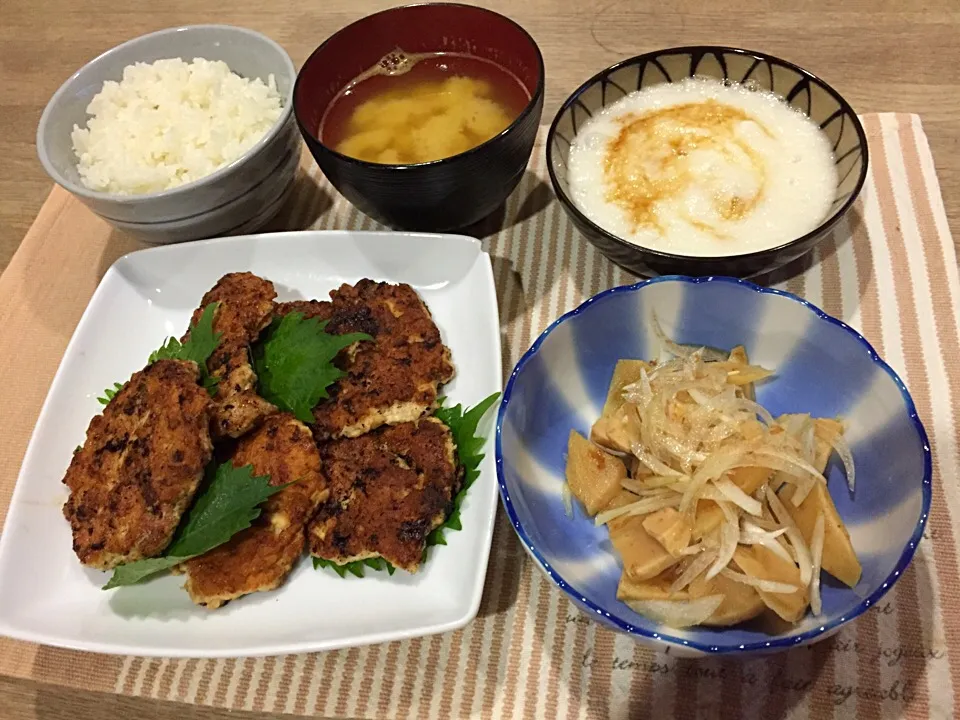 鶏つくね焼き・筍の土佐煮とオニオンスライス和え・とろろ・かぼちゃとちくわ味噌汁|まーままさん