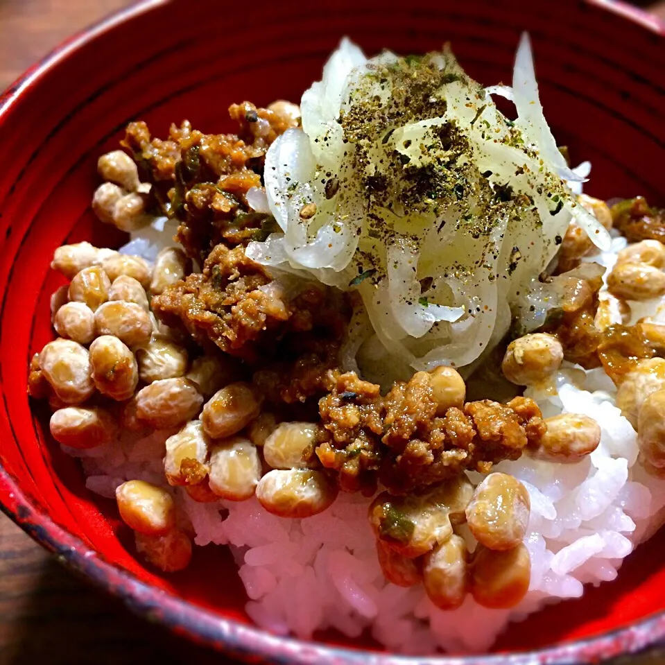 玉ねぎマリネと肉味噌、納豆‘雪こつぶ’のご飯、京七味の香り|angiee♡さん