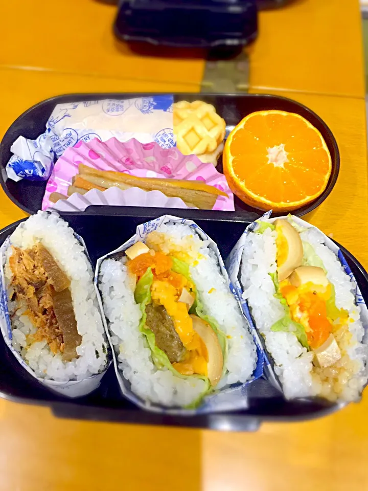 子供お弁当🍱  オニギラズならぬ鮪醤油煮&大根の煮物とハンバーグ&煮卵レタスのライスバーガーハーフカット   チーズドッグ  キンピラゴボウ  みかん🍊|ch＊K*∀o(^^*)♪さん