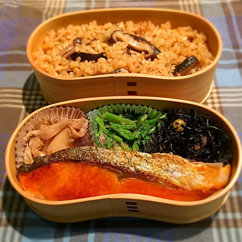 今日はお弁当。
キノコごはん、塩鮭、麩じゃが、ほうれん草のアーモンド和え、ヒジキ煮|rina matsunagaさん