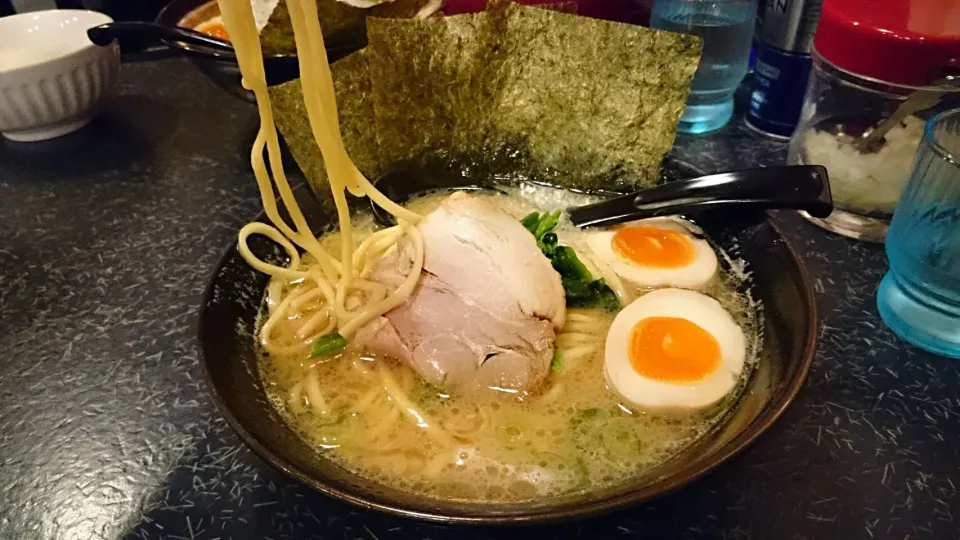 霞ヶ関【春樹】濃厚とんこつ醤油味玉|麗奈さん