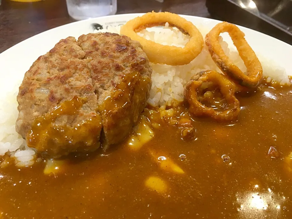 日替わりバラエティカレー
火曜日は、チーズ、ミニハンバーグ、イカリング|Agaricusさん