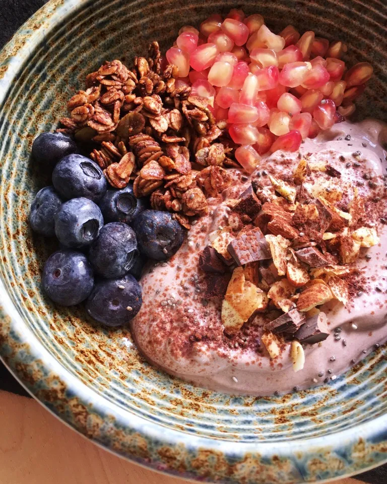 Chocolate Greek yogurt with chocolate granola, chocolate chunks/almond mix, chia seeds & fresh fruits|coxiella24さん