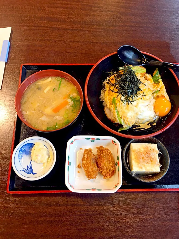 今日もお昼は「ザめしや」で
カツ丼＋玉子
カキフライ
豚汁と冷奴|takamuraさん