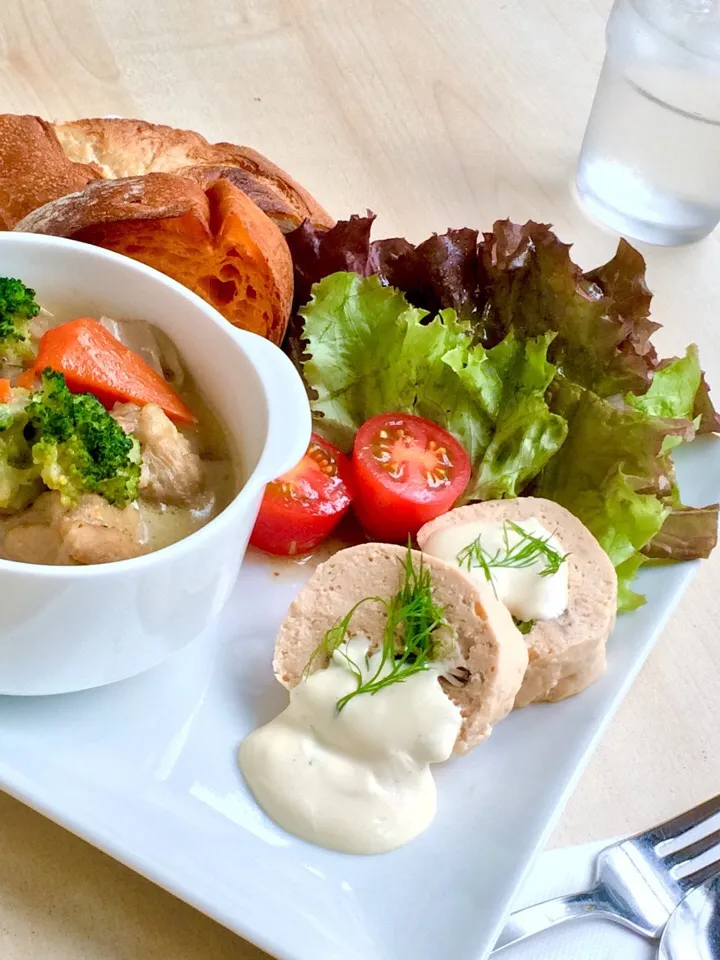 Snapdishの料理写真:火曜日のアネゴカフェのランチ‼️Creamed chicken and root vegetables with Salmon terrine
チキンと根菜のクリーム煮とこだわりのサーモンテリーヌのセット！|心斎橋  C Flat Cafeさん