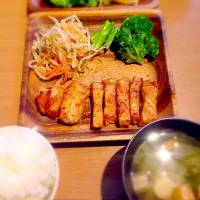 Snapdishの料理写真:トンテキ定食|かにゃさん