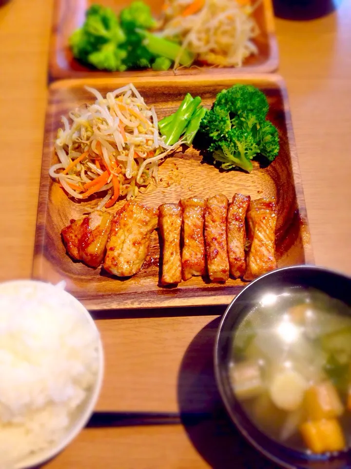 Snapdishの料理写真:トンテキ定食|かにゃさん