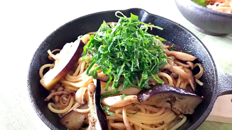 スキレットでとかげさんのナスときのこの醤油バターパスタ|おちゃわんさん