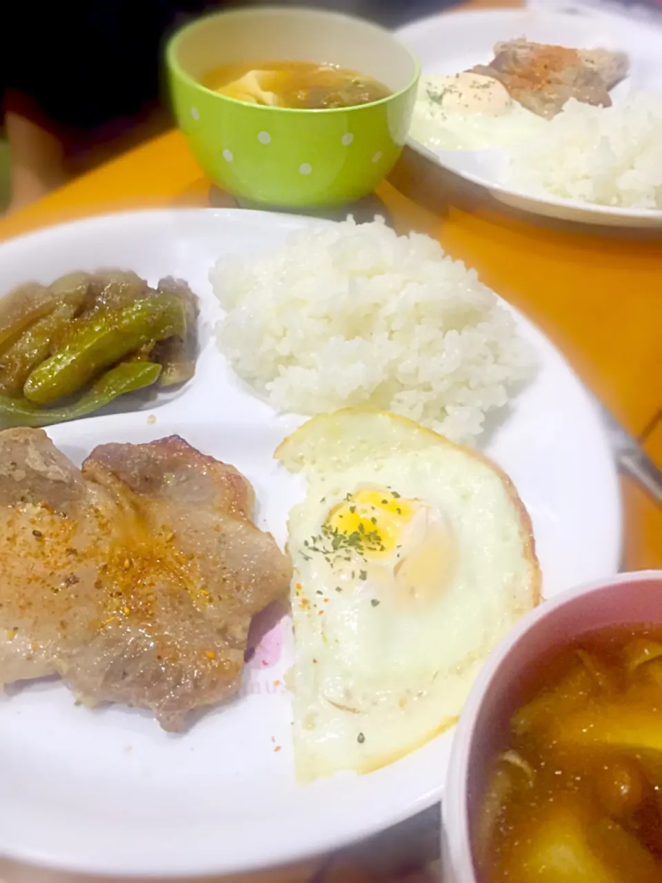 🐷塩麹漬け豚肉のソテー  🍳目玉焼き  茄子とシシトウとゴボウ大根の炒め物カレー餡かけ  ナメコと豆腐のお味噌汁|ch＊K*∀o(^^*)♪さん