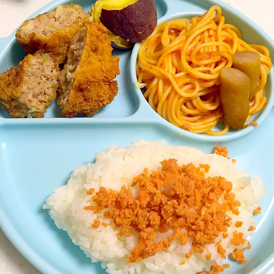 息子ごはん♡薄味メンチ♡鮭ごはん♡さつまいも♡トマトパスタ♡ウインナー♡|湊叶ママさん