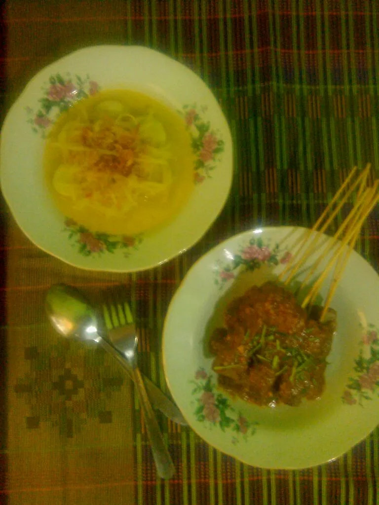 Snapdishの料理写真:lontong sayur pepaya muda dan sate kere|cancerina pandanさん