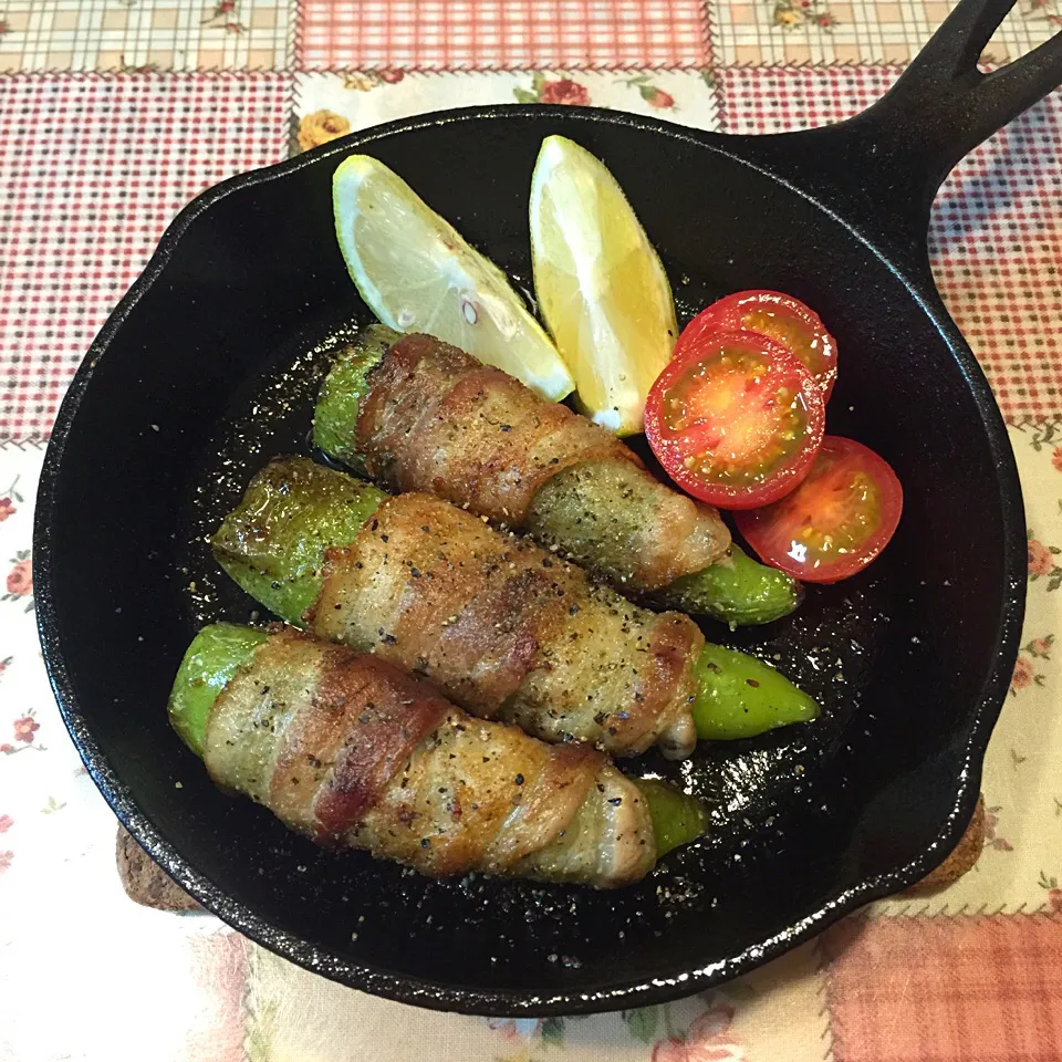 ロッジのスキレットde青唐辛子の肉巻き🍖|＊ゆみしぼり＊さん