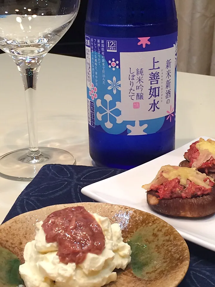 男の料理シリーズ、フルーティな日本酒おつまみ編。
酒盗とクリームチーズ和え。
椎茸にコンビーフとチーズのオーブン焼。|team.k888@icloud.comさん