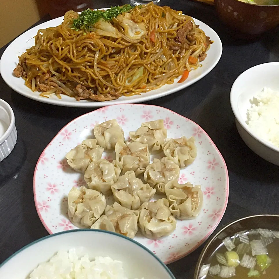 今日の晩ご飯は、山盛り焼きそば、しゅうまい、味噌汁。|ゆえさん