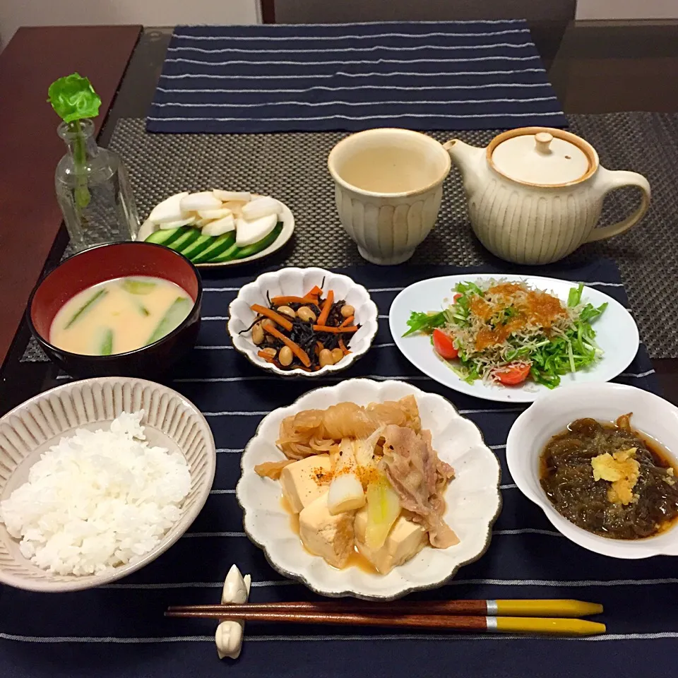 肉豆腐、大豆とひじきの炒め煮、水菜とカリカリじゃこのサラダ、里芋の酒粕汁|はらしおりさん