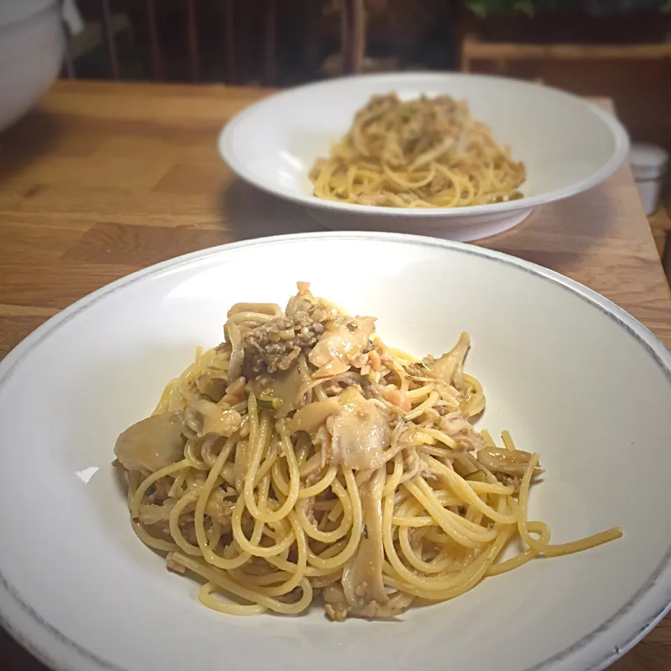 Snapdishの料理写真:豚肉とまいたけ、ズッキーニの
ニンニク醤油パスタ|TKさん