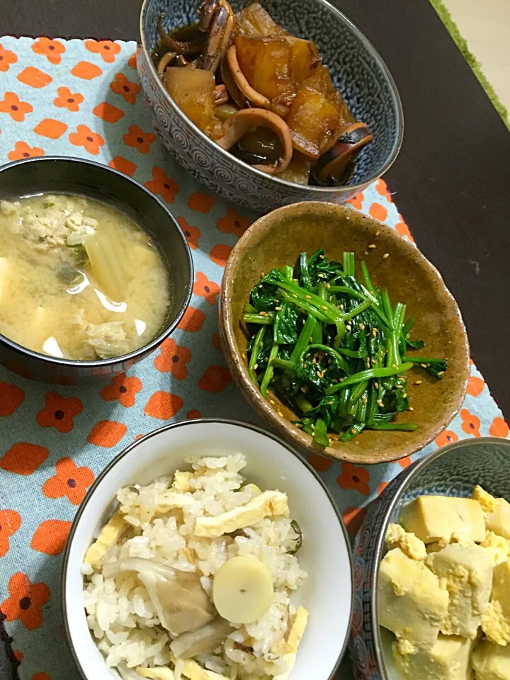 Snapdishの料理写真:今宵の我が家の晩御飯〜
山菜御飯
上高地みその白菜でさっと鍋のつみれ味噌汁
高野豆腐の卵とじ
いか大根
ほうれん草の中華風お浸し|けいさんさん