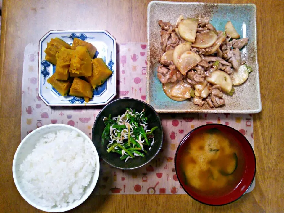 11月15日 豚と蕪の甘辛炒め かぼちゃの塩煮 ほうれん草としらすのポン酢和え お味噌汁|いもこ。さん