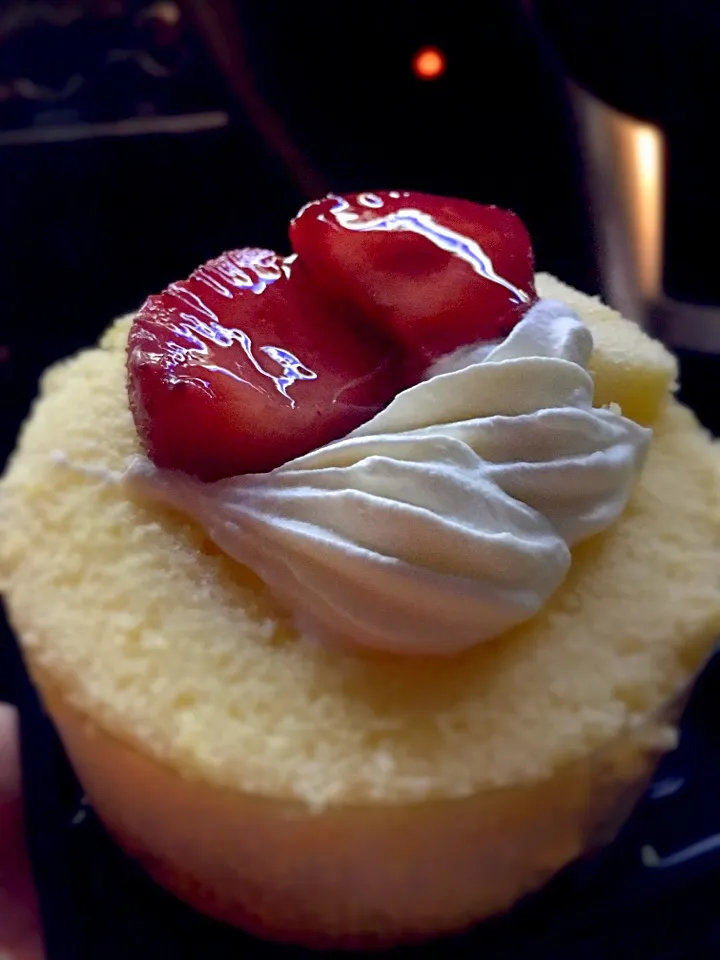 苺のプレミアムロールケーキ|Satoshi Sakairiさん