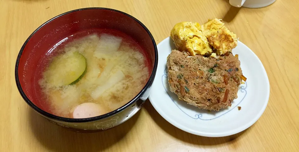 Snapdishの料理写真:餃子バーグと変わりダネの味噌汁|yukirinさん