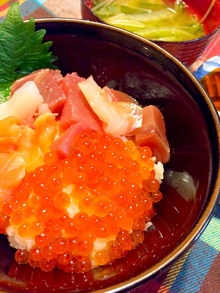 はじめて作ったイクラのしょうゆ漬けで夕食🍚🍚|かずみさん