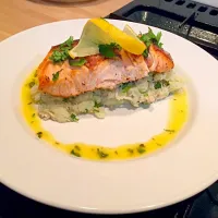 Salmon on a bed of crushed new potatoes with herbs and spring onion|jaisonさん