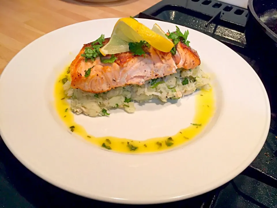 Salmon on a bed of crushed new potatoes with herbs and spring onion|jaisonさん